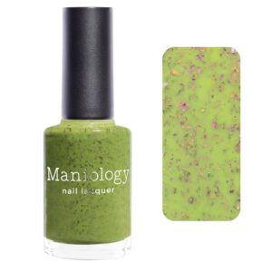 Esmalte de uñas verde hierva con grandes escamas de glitter iridiscente